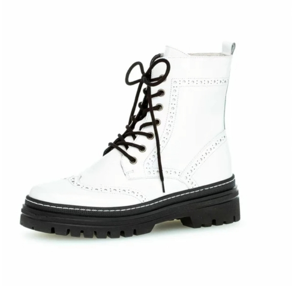 Classic combat boot with chunky lug sole and branded heel pull tab - Picture 4 of 4